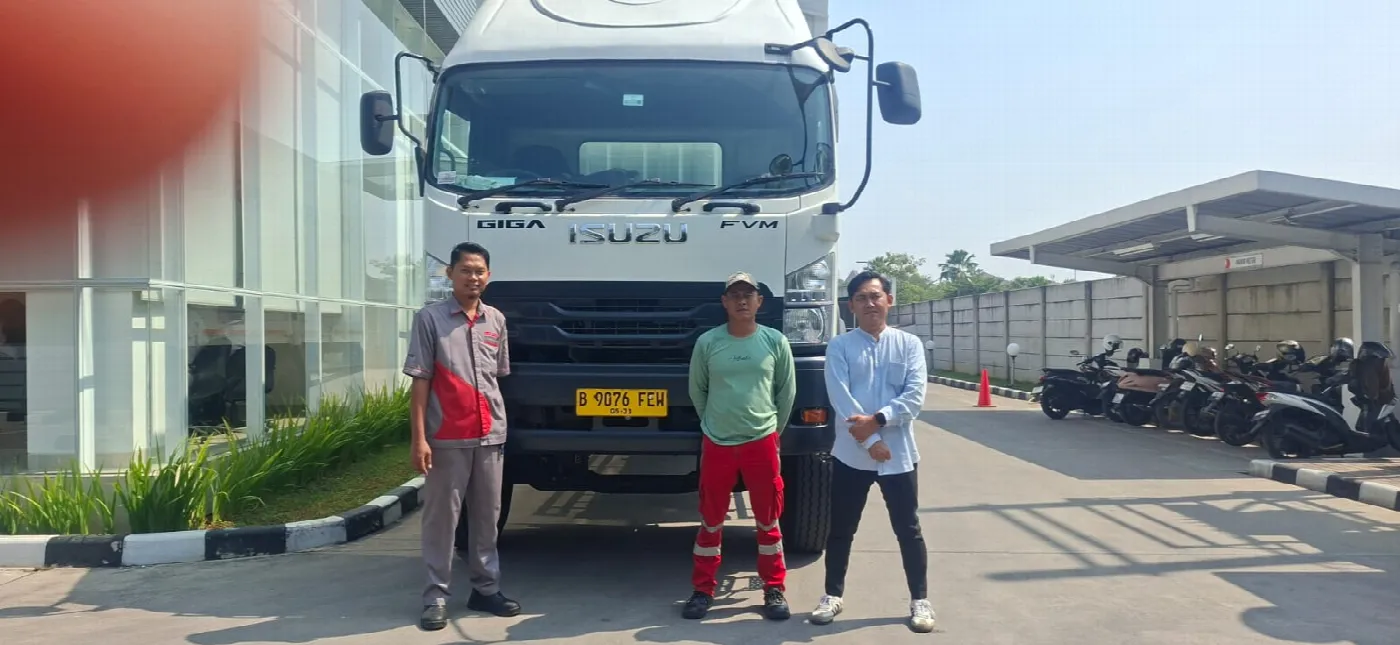 Serah terima unit Isuzu GIGA FVM kepada pelanggan di dealer Isuzu