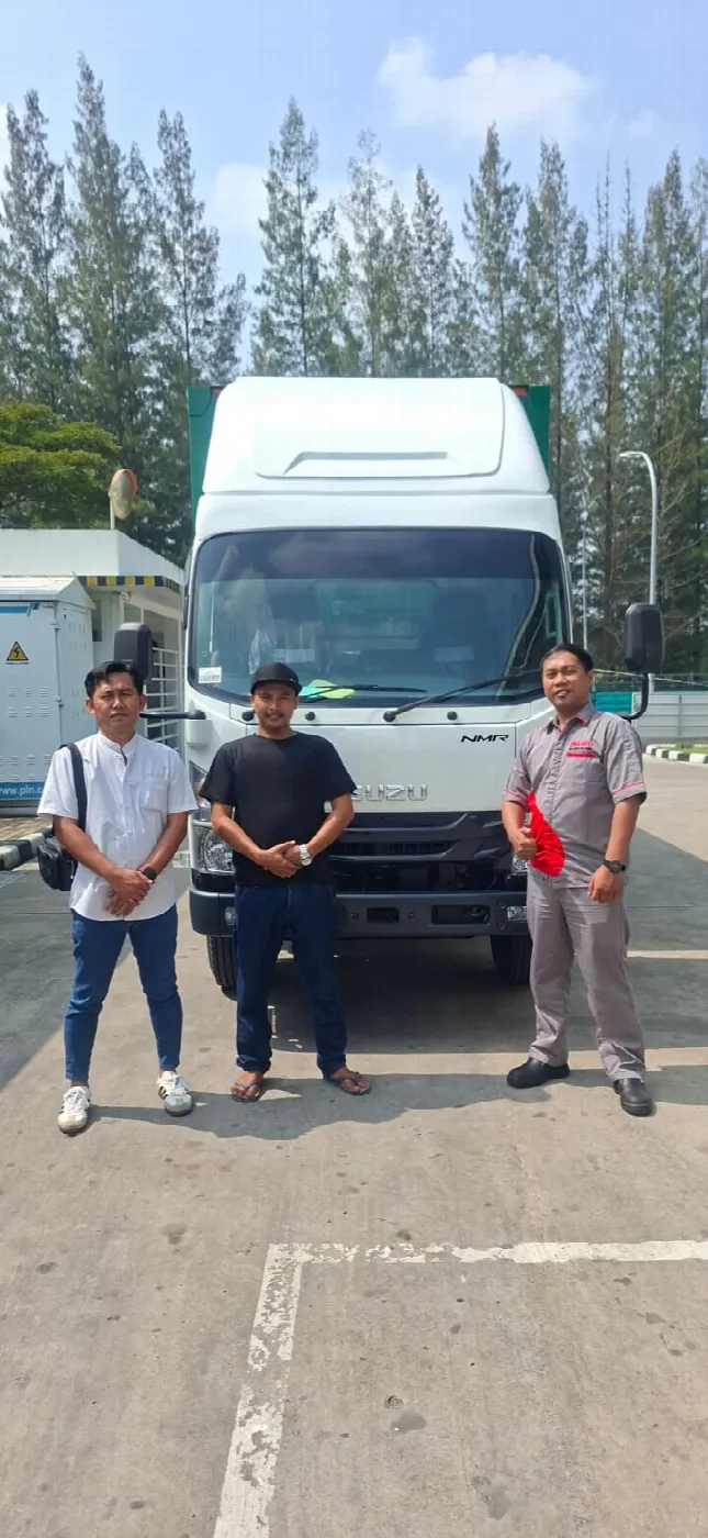 Pelanggan bersama Sales Executive di depan unit Isuzu ELF NMR box baru