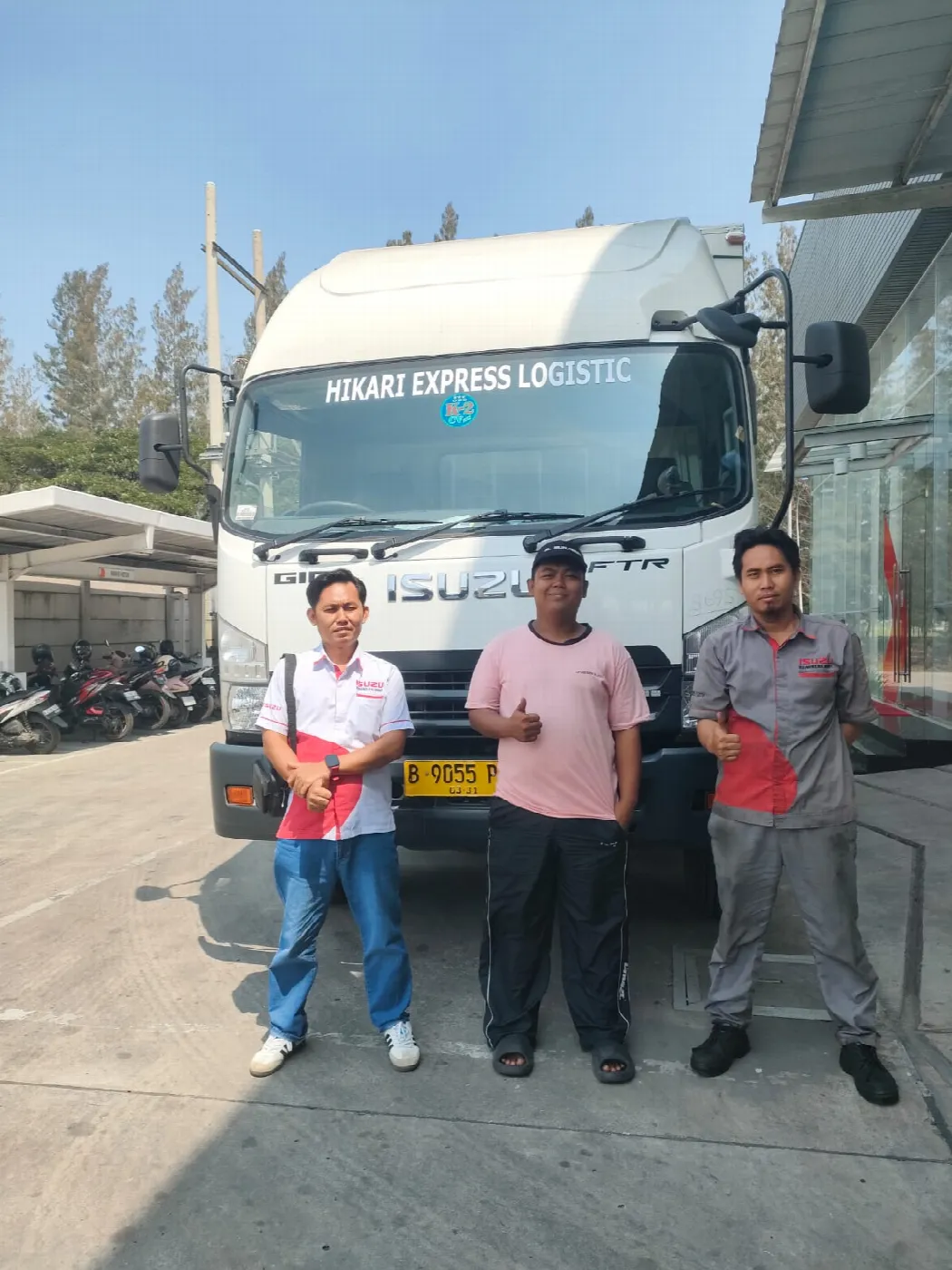 Serah terima Isuzu GIGA FTR untuk Hikari Express Logistic
