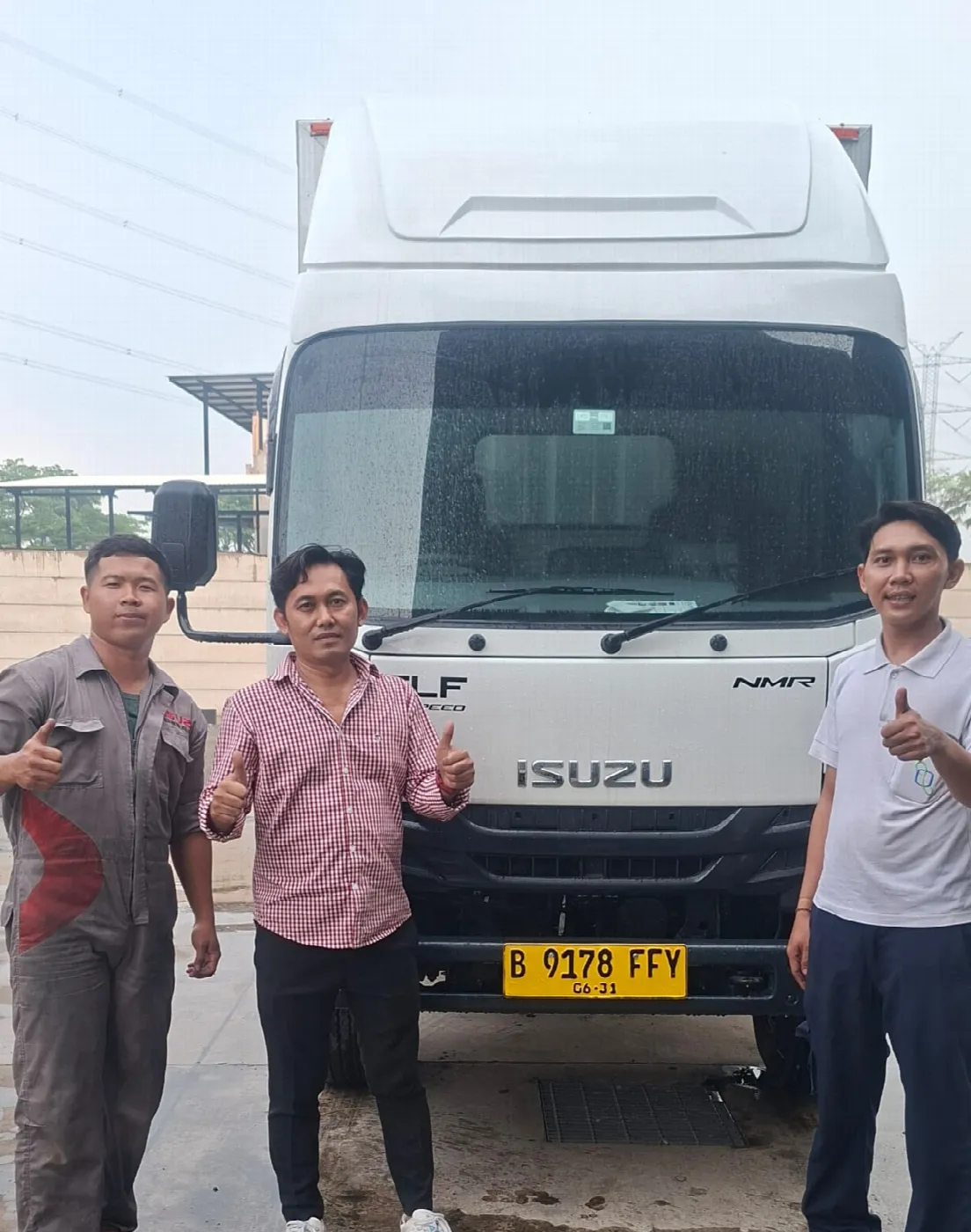 Pelanggan dan tim Isuzu berfoto dengan unit ELF NMR box yang baru diterima